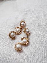 Load image into Gallery viewer, Gold and Pearl Earrings