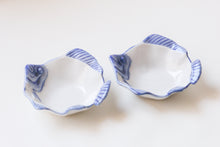 Load image into Gallery viewer, Blue and White Fish Dishes