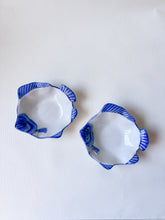 Load image into Gallery viewer, Blue and White Fish Dishes