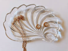Load image into Gallery viewer, Clear Glass Shell Platter