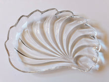 Load image into Gallery viewer, Clear Glass Shell Platter