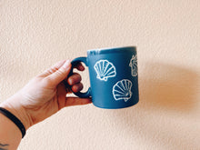 Load image into Gallery viewer, Blue and White Seashell Mug