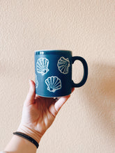Load image into Gallery viewer, Blue and White Seashell Mug
