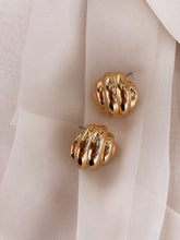 Load image into Gallery viewer, 80s Gold Earrings