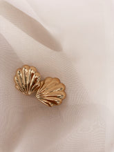 Load image into Gallery viewer, Gold Shell Earrings
