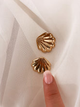 Load image into Gallery viewer, Gold Shell Earrings