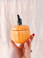 Load image into Gallery viewer, Ceramic Pumpkin with Black Cat Handle