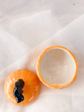 Load image into Gallery viewer, Ceramic Pumpkin with Black Cat Handle