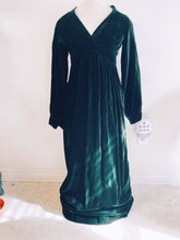 Load image into Gallery viewer, Green Velvet Floor Length Gown
