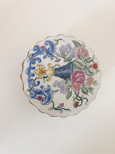 Load image into Gallery viewer, Porcelain Trinket Box
