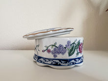 Load image into Gallery viewer, Porcelain Trinket Box

